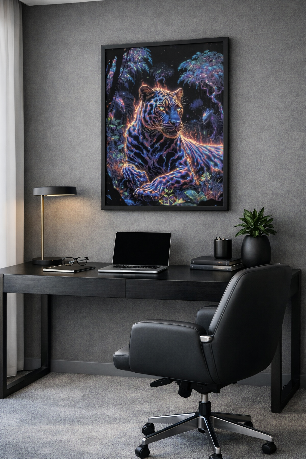 poster premium encadré d'art contemporain représentant une panthère aux couleurs électriques dans la jungle, dans un intérieur bureau moderne sur un mur gris, œuvre symbolique aux tons multicolores – SEVEIA